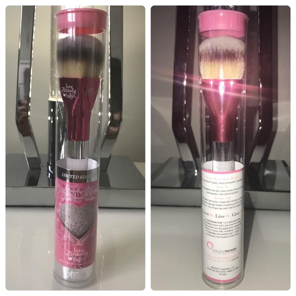 💖IT Cosmetics Love is the Foundation Brush💖